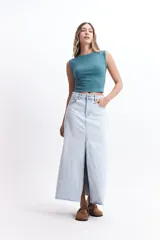 Falda midi de denim celeste, de tiro alto y corte recto, con tajo frontal y ruedo desflecado.