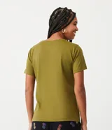 Blusa básica de algodón color tostado, de manga corta con dobladillo y nudo frontal.