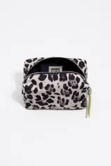 Neceser de tamaño mediano con estructura blanda, exterior de nylon con estampado de leopardo en tonos grises y negros, y cierre de cremallera. Presenta un tirador de cremallera con detalle de cordón trenzado en amarillo neón.