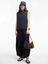 Musculosa azul marino de lino y algodón, con cuello redondo y corte recto.