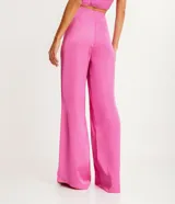 Pantalón pantalona con tejido satinado y barras amplias. Corte amplio, los pantalones Pantalona aportan mucho más que estilo y personalidad al look. Libertad y comodidad también traducen muy bien lo que representa el modelo. La pieza, que es un clásico del guardarropa femenino, es bastante democrática, ya que no marca las piernas y se adapta muy bien a diferentes tipos de cuerpos. Ganando espacio para las próximas temporadas, ¡vuelven las piezas con superficie satinada! Son superdemocráticos, aportando ligereza y estilo a los looks. Las telas satinadas aportan un toque de sofisticación al look, pero van mucho más allá. Hoy el raso también está presente en looks con un toque street, más urbano, componiendo con prendas texturizadas, más pesadas y con diferentes tejidos, como el jean. ¡Apuesta a esta tendencia que viene con todo en Renner!