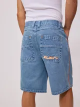 Bermuda de jean celeste con detalle de una línea vertical naranja en los laterales.