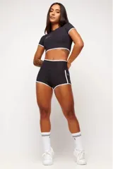 Short deportivo negro de cintura alta con ribete blanco y bolsillos laterales. Ideal para actividades al aire libre, cuenta con protección UV50+.