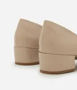 Zapato femenino tipo scarpin, color negro charol, con puntera fina y tacón bloque mediano de 4 cm de altura.