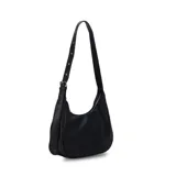 Cartera negra ovalada de simil cuero con cierre y correa ajustable con ojales. Cuenta con bolsillos internos y un bolsillo trasero.