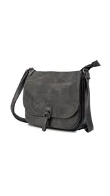 Bandolera gris con tapa y broche, bolsillo principal y bolsillos internos organizadores y cierre trasero.