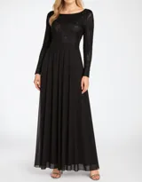 Vestido de fiesta largo negro, con escote redondo y mangas largas de encaje.