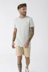 Remera celeste de corte clásico con cuello redondo y manga corta. Estampado pequeño en el pecho.