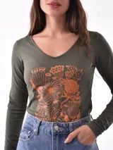 Remera verde militar de manga larga con cuello en V y estampado floral en tonos naranja.