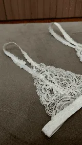 Soutien de encaje color blanco con breteles ajustables y detalles de encaje en los mismos, diseñado para comodidad y estilo.