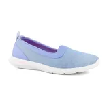 Zapatillas deportivas azul claro, con diseño elegante y suela blanca, ideales para un estilo dinámico.