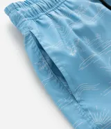 Bermuda de baño para hombre, color celeste claro con estampado sutil en blanco. Posee cintura elástica ajustable con cordón negro.