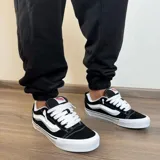 Pantalón de jogging negro con puños y estampado frontal con la leyenda "Buena Vibra Est. 2018".