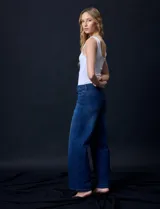Pantalón de jean azul de tiro alto y pierna ancha, marca Djeans. Tiene pretina con pasadores, botón y cierre. Cuenta con bolsillos delanteros y traseros.