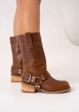 Bota de cuero color marrón, con taco de madera y estribo desmontable.
