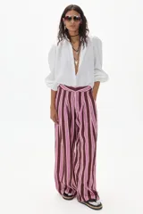 Pantalón palazzo de lino con rayas verticales color borgoña y rosa.