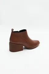 Botín negro de cuero sintético con punta fina y taco ancho de 6cm.