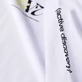 Remera blanca de manga larga con estampado pequeño en el pecho.