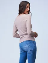 Buzo de tejido fino, color beige, con mangas tres cuartos estilo raglán.