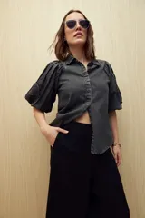 Pantalón capri celeste de tiro alto y corte ancho.