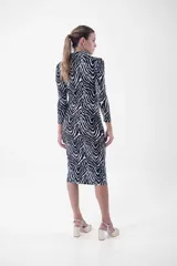 Vestido midi con estampado cebra, corte al cuerpo, cuello camisero y abotonadura frontal.