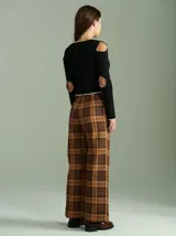 Saco de algodón verde con aberturas en hombros y codos, de corte entallado. Tiene cuello en V, botones pequeños y plaqueta de tejido puño color crudo.