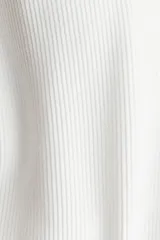 Top deportivo blanco acanalado confeccionado con tejido DryMove™ que ayuda a absorber el sudor. Presenta breteles anchos, espalda nadadora y copas forradas con relleno extraíble. Sujeción media para ejercicio de intensidad moderada.
