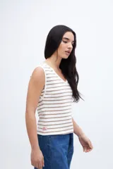 Musculosa de tejido rib, color blanco con rayas horizontales marrones, con escote en V y sin mangas.