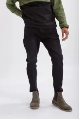 Jeans de corte clásico color negro, con múltiples bolsillos y detalles de costura.