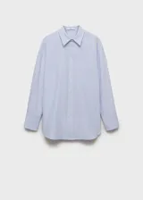 Camisa celeste y blanca a rayas verticales, de corte recto y mangas largas con puños abotonados.