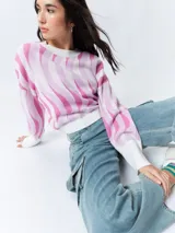 Sweater de jacquard con diseño abstracto en tonalidades blanco, negro y beige, con corte regular.
