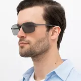 Lentes de sol INVU con marco rectangular de metal color gris plomo y lentes polarizadas grises.