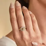 Anillo de plata 925 con detalles en oro 18k, con un diseño de enfermería.