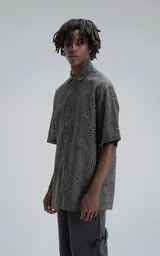 Camisa de manga corta, corte oversize, color negro con efecto desgaste. Confeccionada en algodón bordado (broderie) con diseño floral y calado.