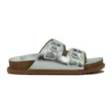 Sandalias plateadas con doble tira y hebillas metálicas ajustables.