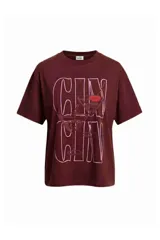 Remera marrón con estampado frontal de la frase "Cin Cin" en color lila.