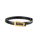 Cinto de cuero negro con hebilla rectangular dorada.