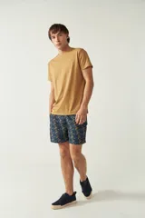 Short de baño estampado con cintura elástica ajustable con cordón, dos bolsillos laterales y uno trasero. Confeccionado en tela ligera de secado rápido y logo bordado.