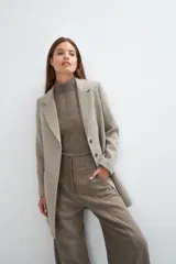 Tapado corto entallado color marrón claro con textura de espiga, cuello solapa y manga larga. Cierre frontal con botones.