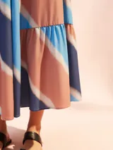 Vestido largo turquesa con breteles finos y falda con volados.