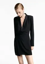 Minivestido negro con escote en V cruzado, mangas largas con puños abotonados, drapeado lateral y cierre cruzado con lazo.