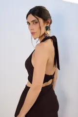 Top corto azul con brillos, escote halter y espalda descubierta.