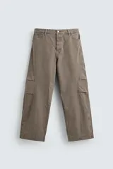 Pantalón de jean color marrón topo, de corte holgado y amplio en toda la pierna, con tiro medio, cinco bolsillos, efecto lavado, detalle de pinzas en perneras y cierre frontal con cremallera y botón.