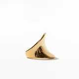 Anillo dorado con forma ovalada.
