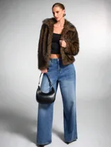 Chaqueta marrón de símil piel con cuello solapa y manga larga.