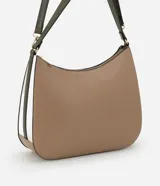 Bolso hobo mediano color beige, con asa corta al hombro y asa larga desmontable. Cierre superior con cremallera y detalles laterales contrastantes.