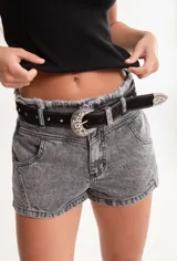 Cinto negro de cuero con hebilla plateada estilo western y tachas plateadas.