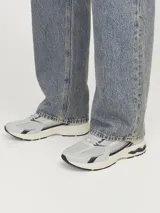 Zapatillas deportivas grises con detalles en azul marino. Confeccionadas en tejido de malla con forro de poliéster y suela de goma.
