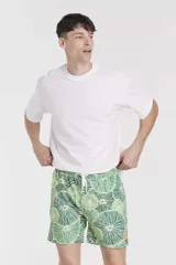 Short de baño con estampado de hojas de palmera en tonos celeste y azul.