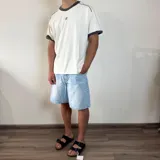 Remera negra de corte regular con cuello redondo y ribetes en contraste color blanco en el cuello y los puños. Presenta un pequeño logo bordado en el pecho.